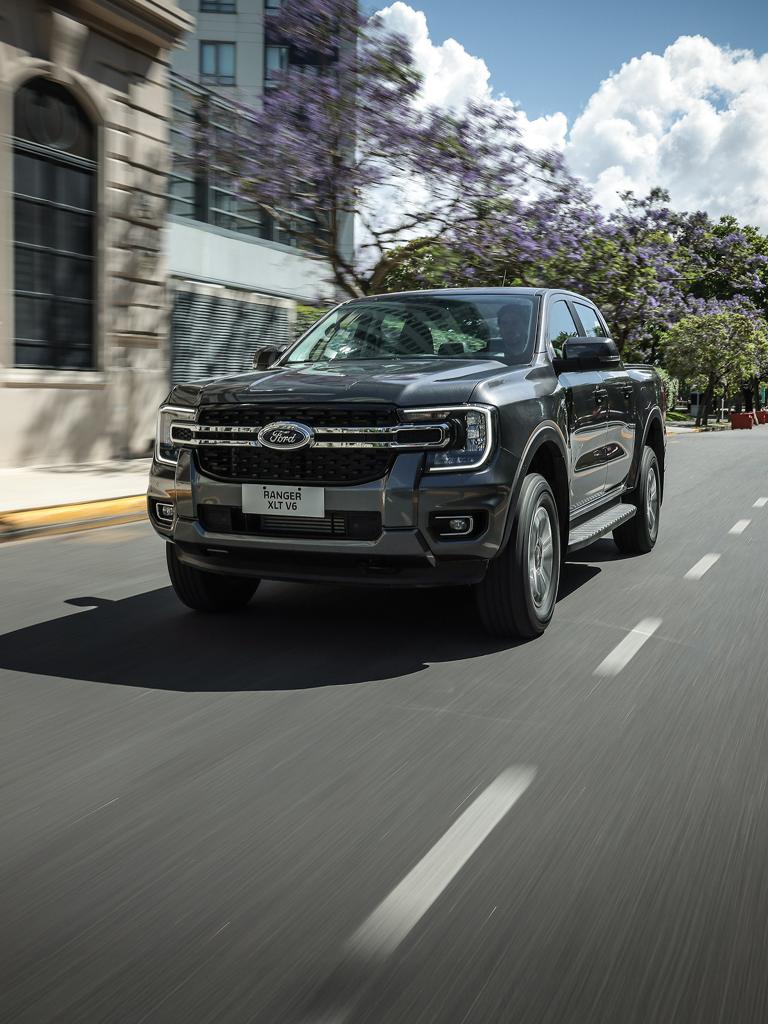 Ford Ranger andando en la calle