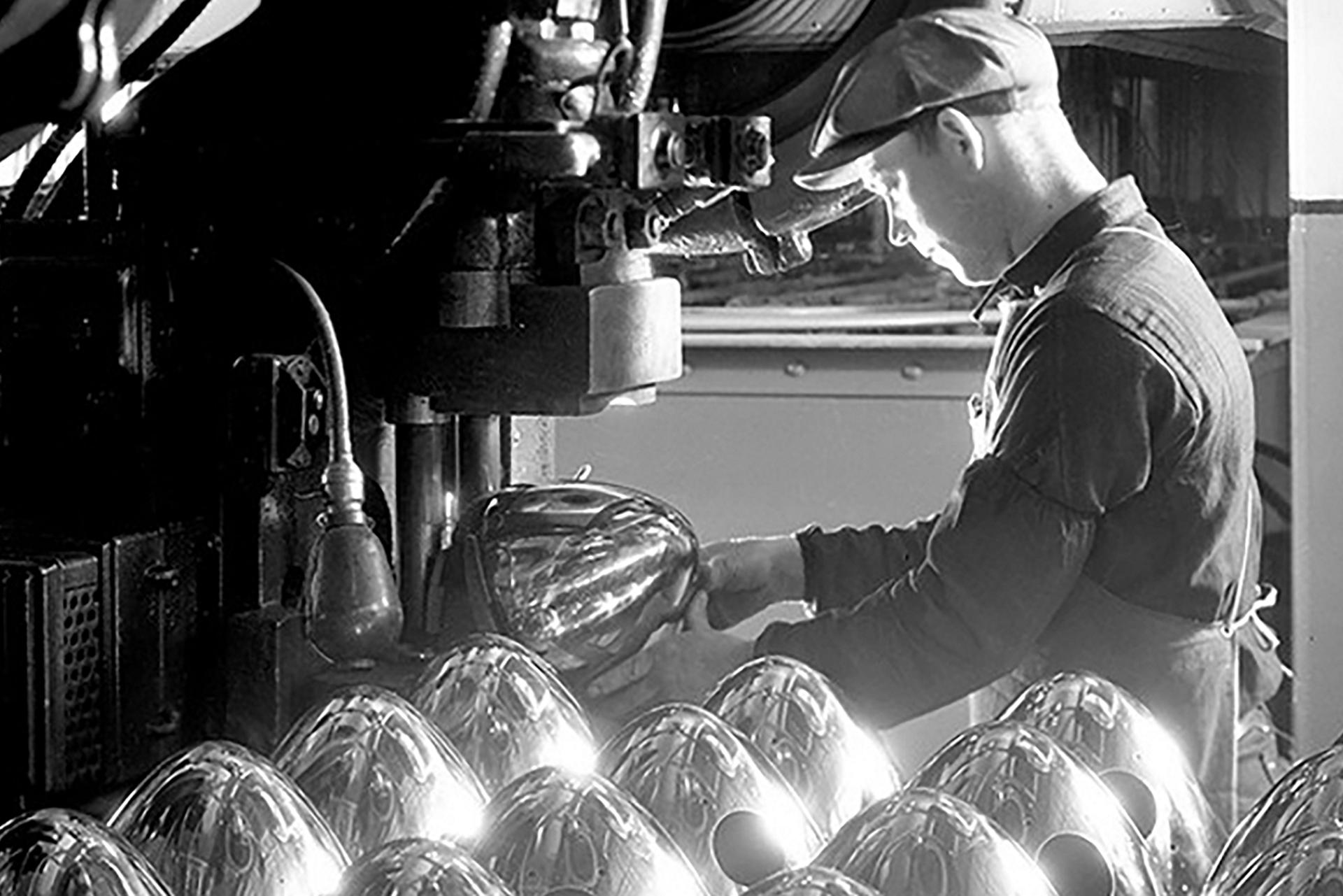 Headlamp shell manufacturing in 1934
