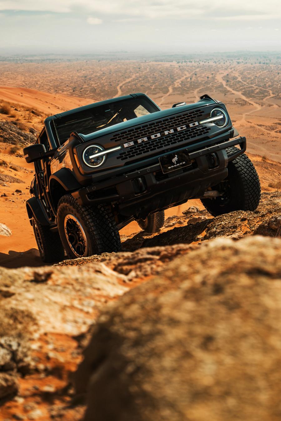 Una Ford Bronco® blue de 2026 Ford Bronco® andando por un terreno escabroso