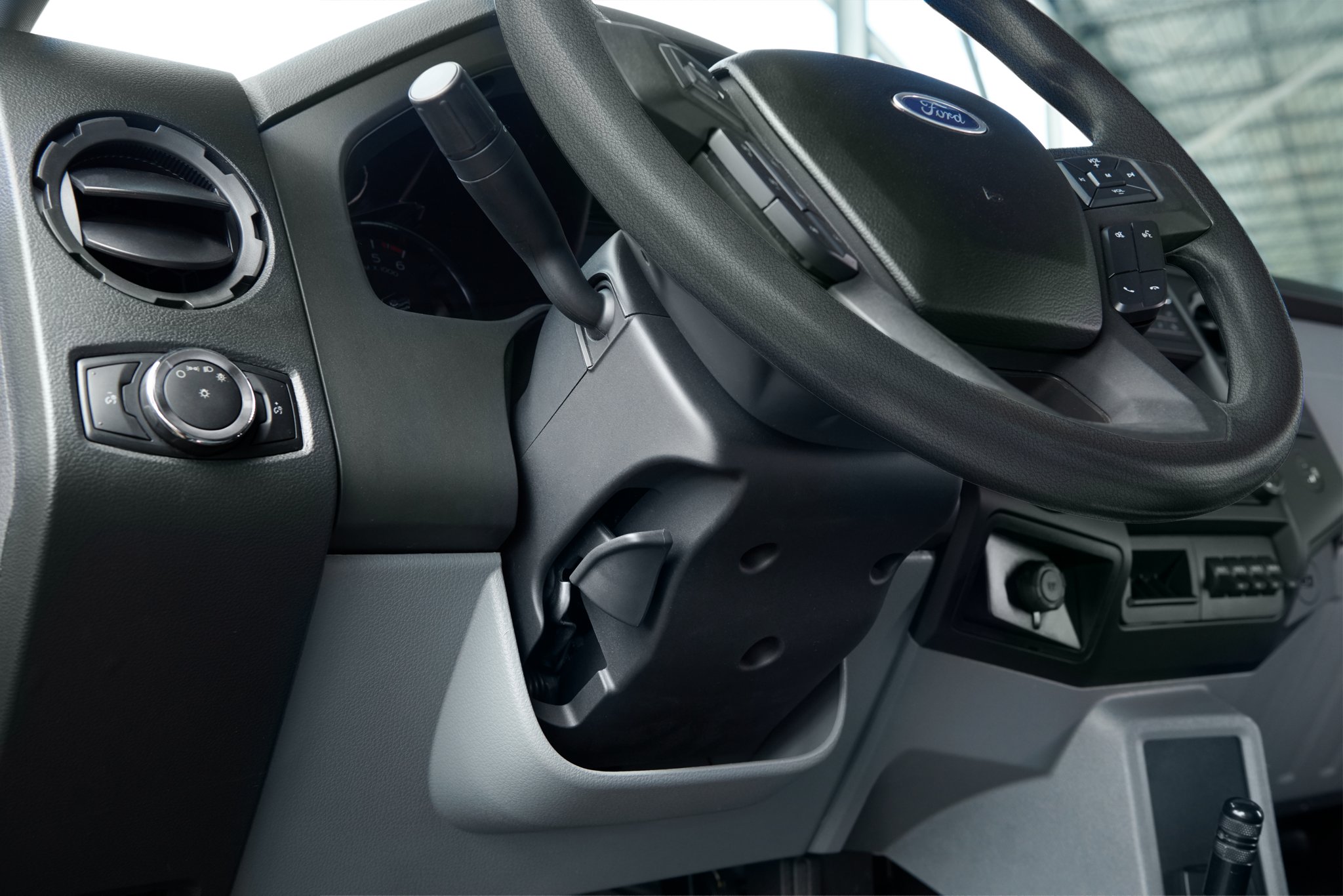 Bas du volant télescopique et inclinable du Ford F-750 2025 avec commandes audio intégrées