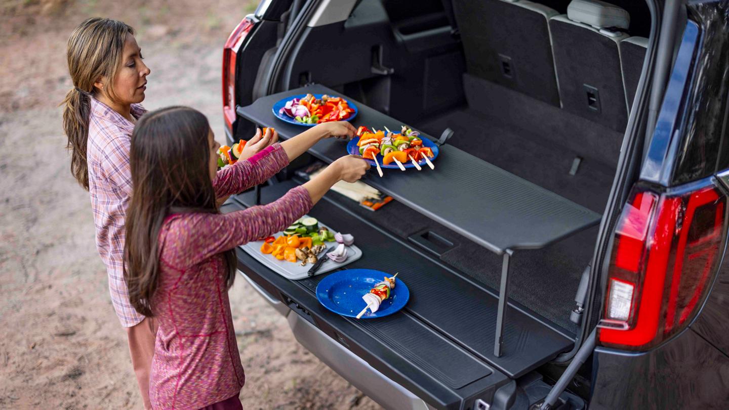 Video of people using the Cargo Tailgate Manager in a parked 2025 Ford Expedition® SUV