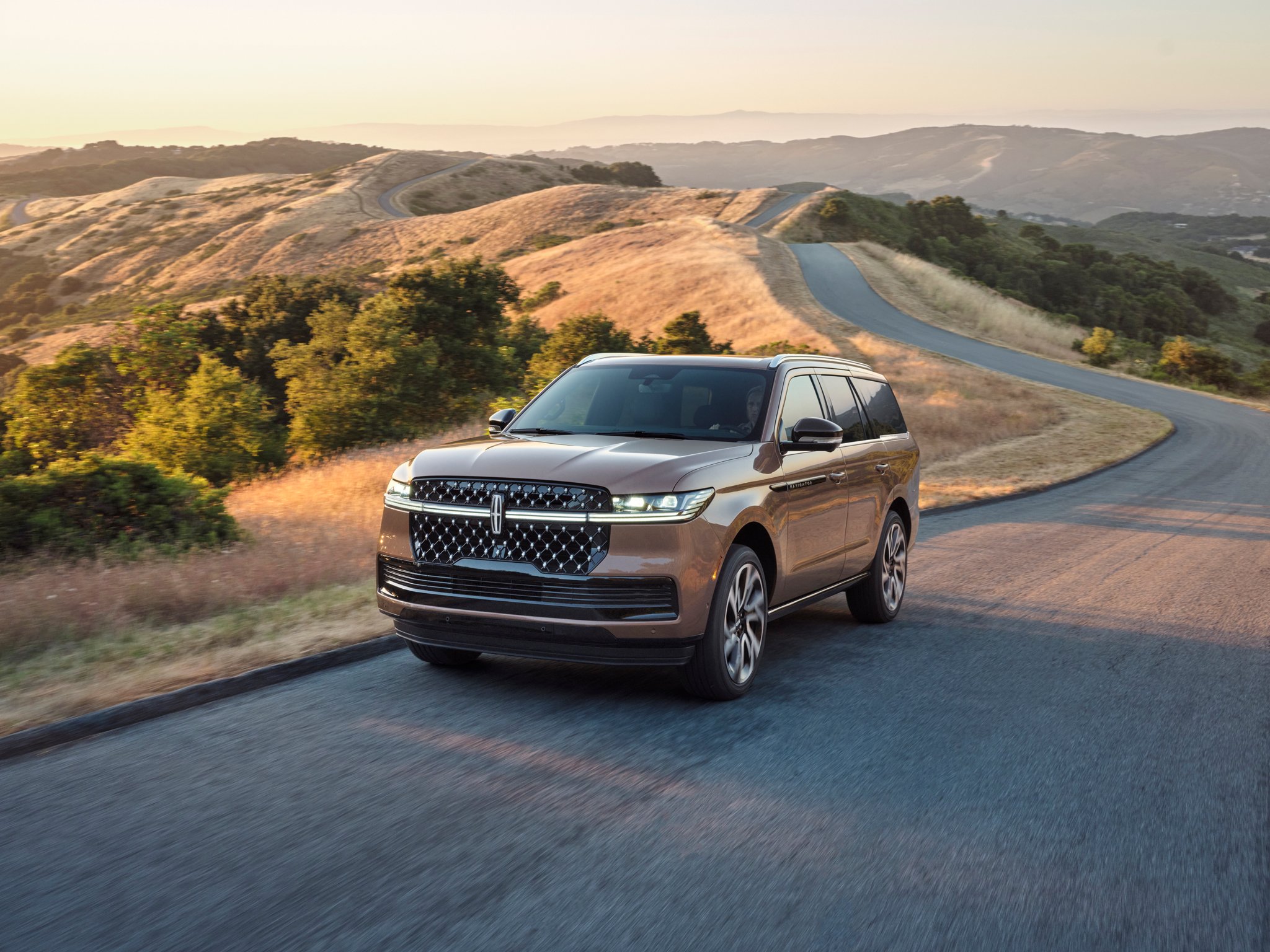Una SUV Lincoln Black Label Navigator® 2026 circulando por un camino rural