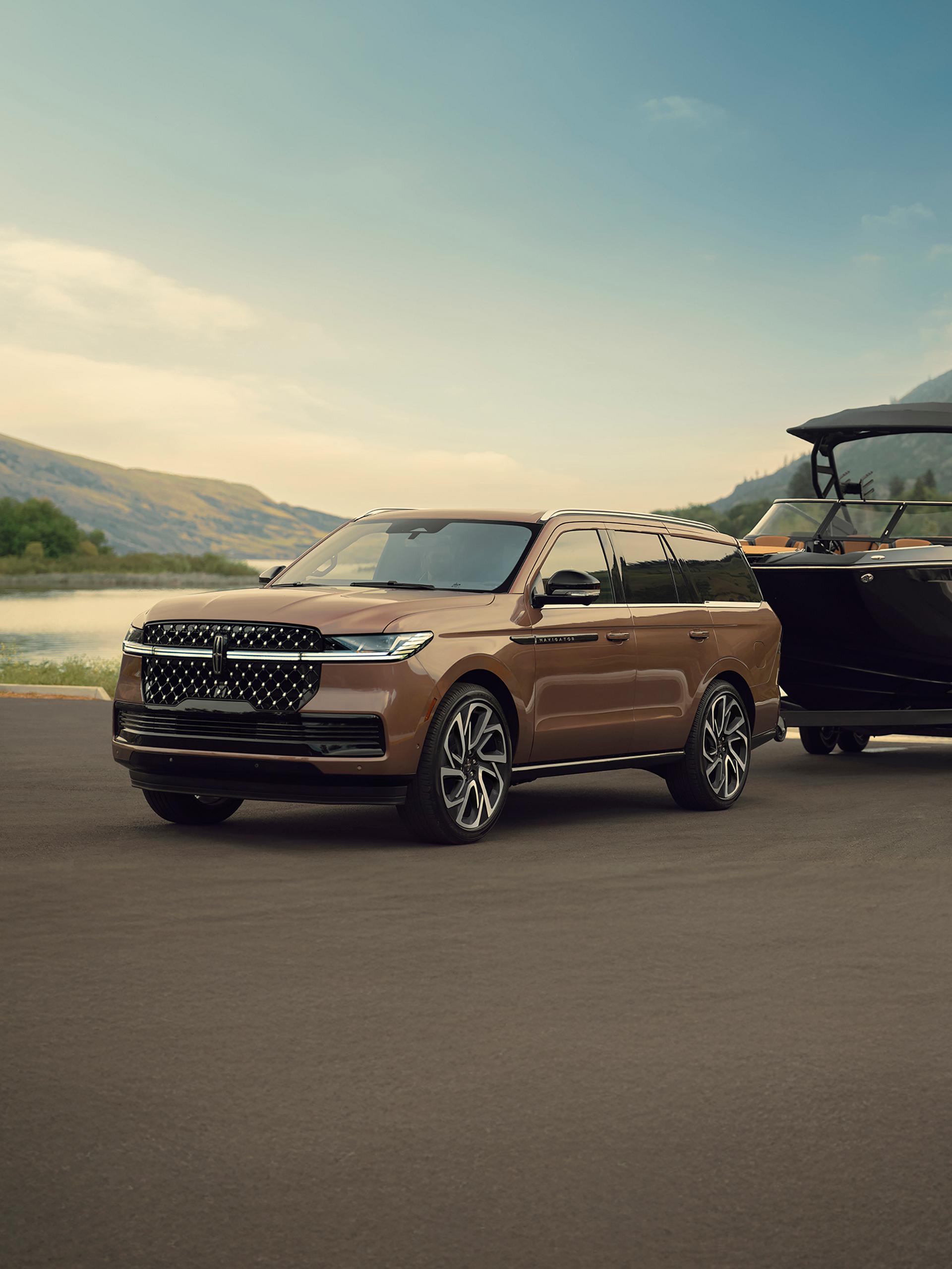 Una SUV Lincoln Navigator® 2026 remolca un bote grande