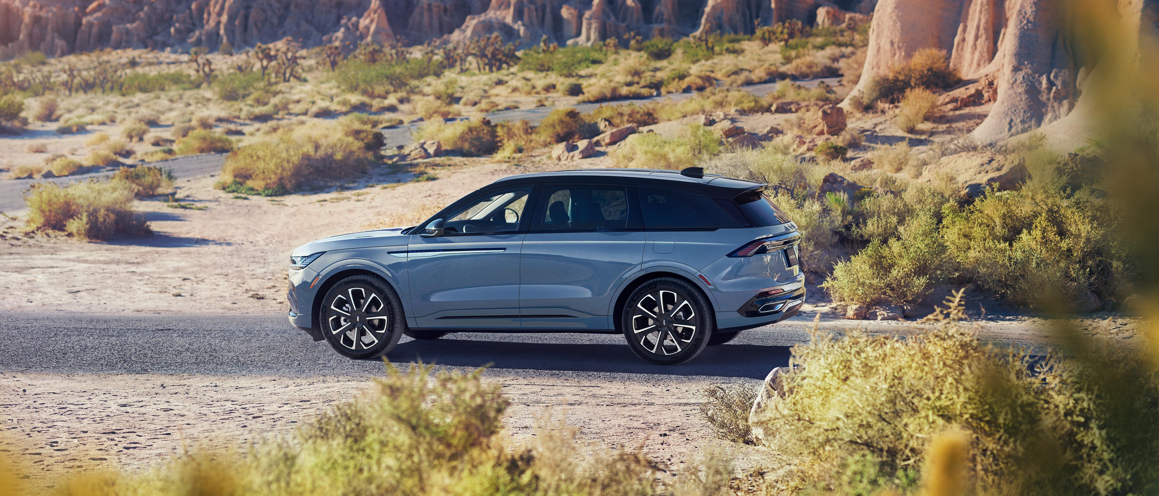Standard 21-inch wheels on a 2026 Lincoln Nautilus® Reserve model