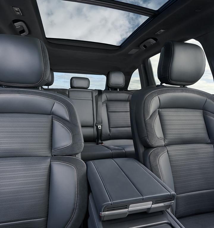 Vue intérieure spacieuse d’un VUS Lincoln Nautilus 2025 de la première rangée à la deuxième rangée