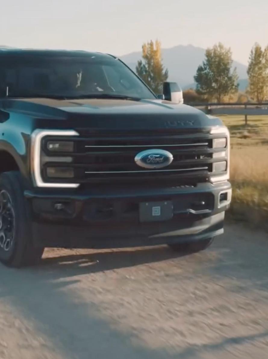 Una Ford Super Duty® 2026 andando por la carretera