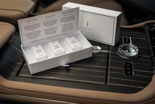 L’écran tactile central d’un Lincoln Navigator 2025 affiche les options de parfum numérique