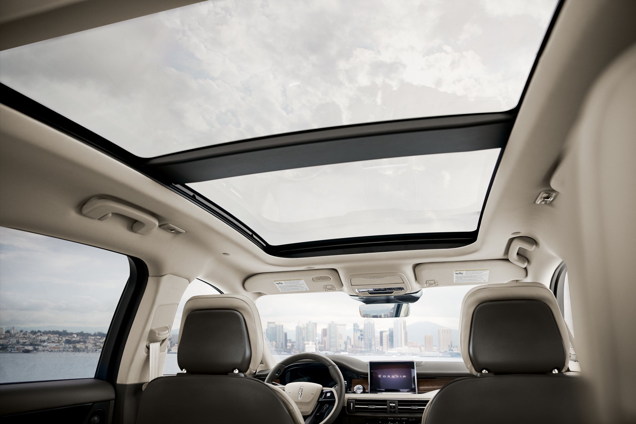 Le toit panoramique Vista® offert en option présenté de l’intérieur d’un VUS Lincoln Corsair® 2026.