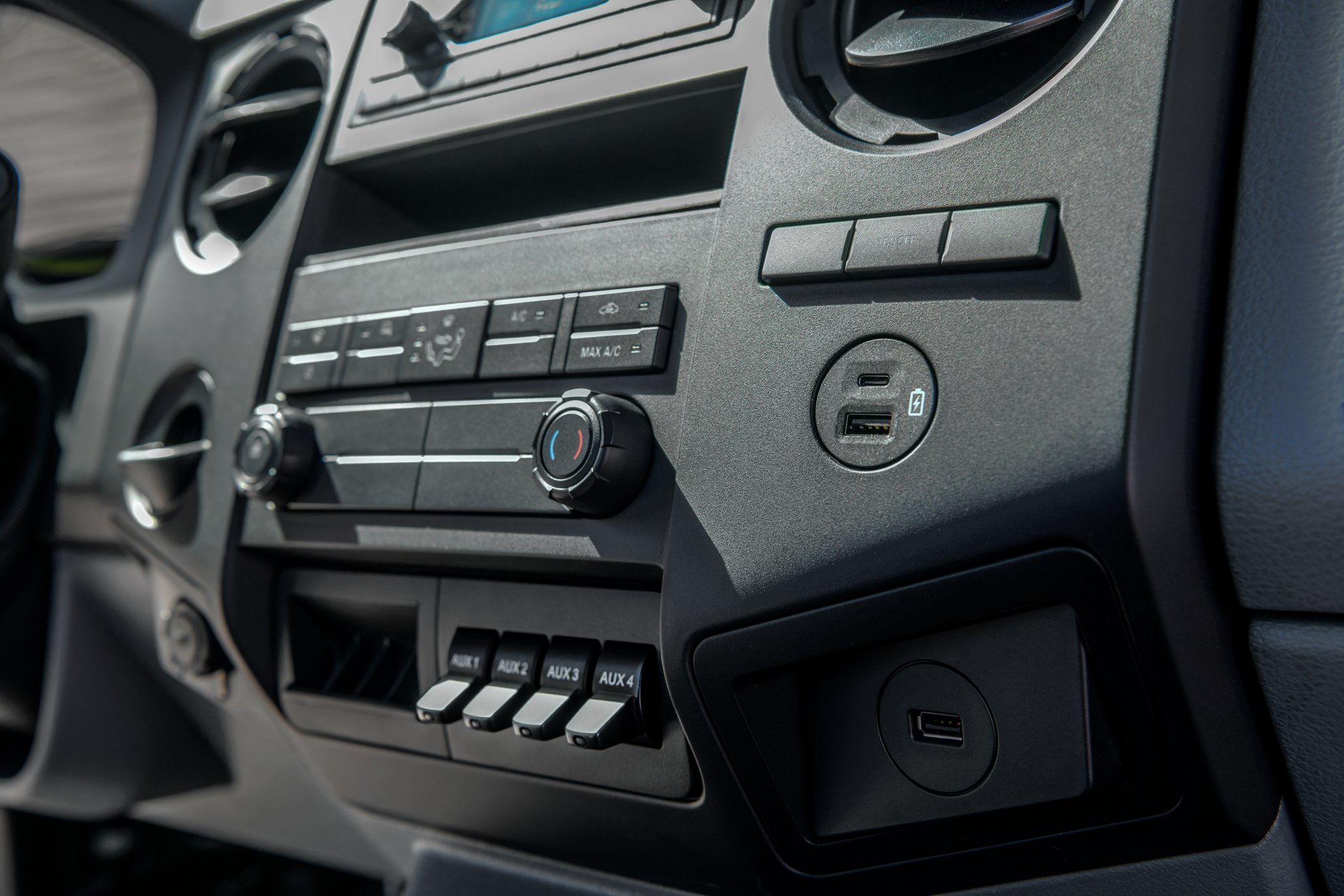 Console centrale et commandes de climatisation du Ford F-750 2025