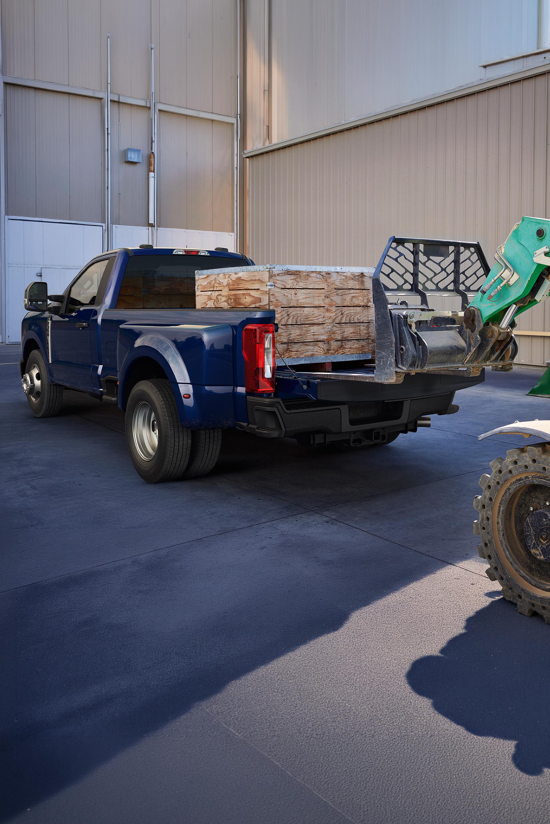 Una Ford Super Duty® blue 2026 recibe suministros en la plataforma de su camioneta