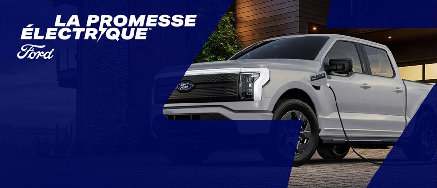 La promesse électrique Ford. F-150 Lightning garé dans l'allée d'une résidence et branché à un chargeur domestique.