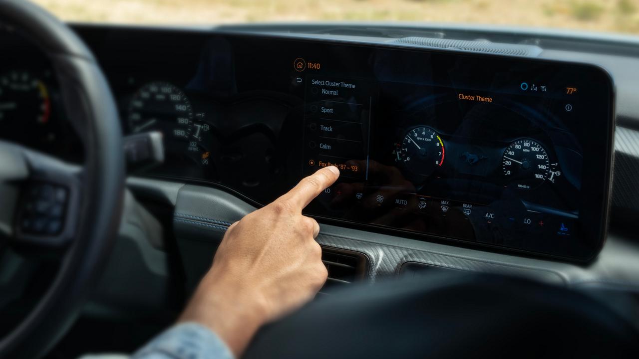 Usuario ajustando track apps en la pantalla de Ford Mustang