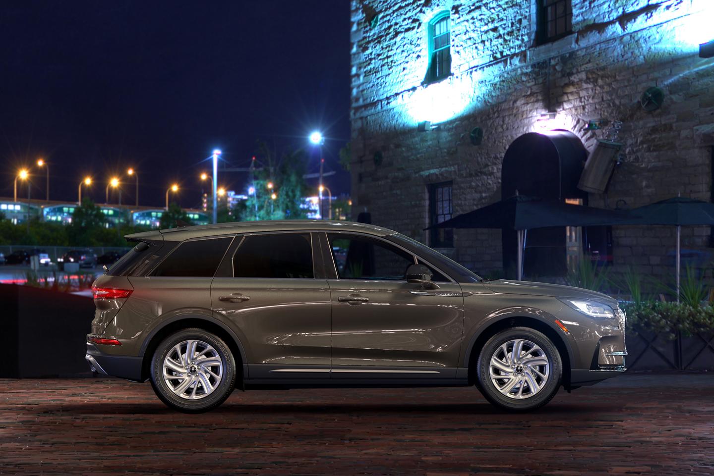 A 2025 Lincoln Corsair Premiere model is shown with 18" Warm Alloy-Painted wheels