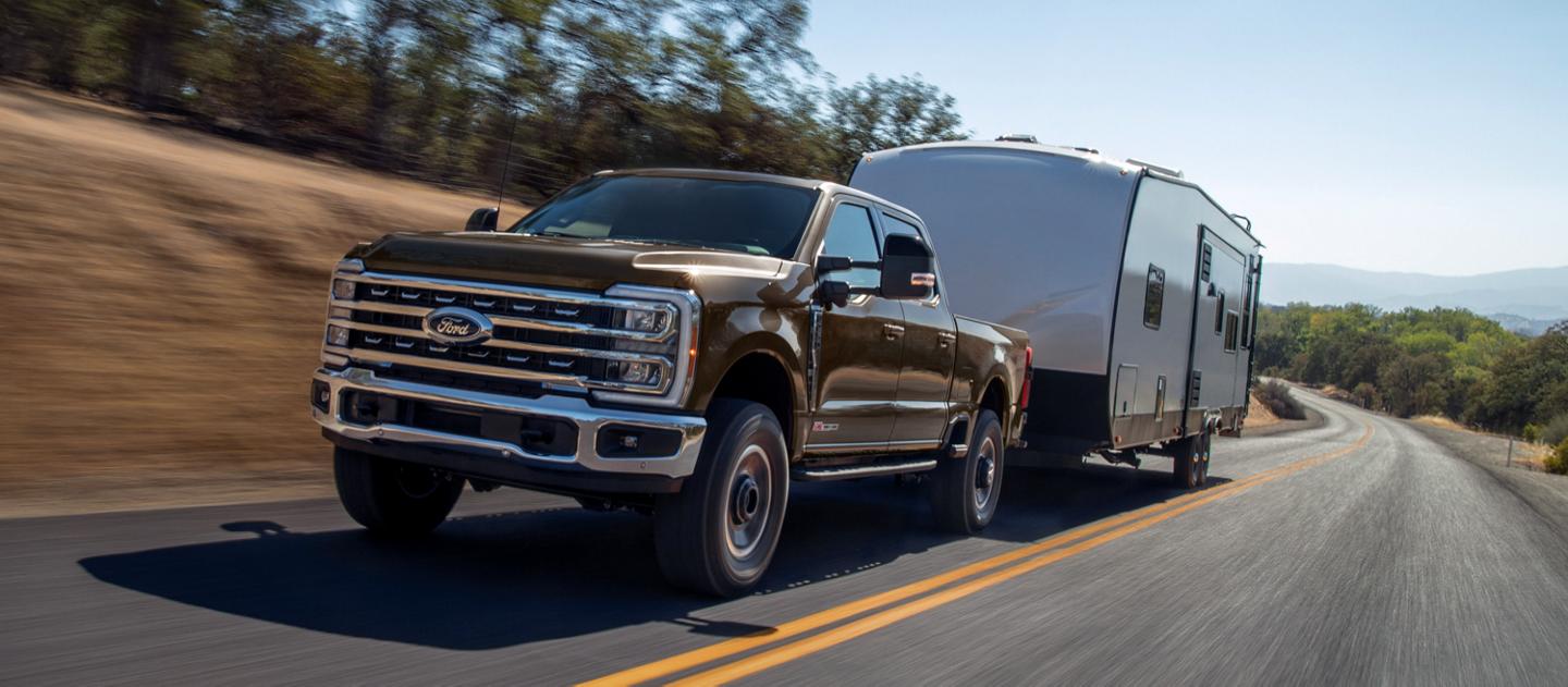 Ford Super Duty® F-350® LARIAT® à RAJ 2025 en bronze foncé métallique tirant une remorque à cheval