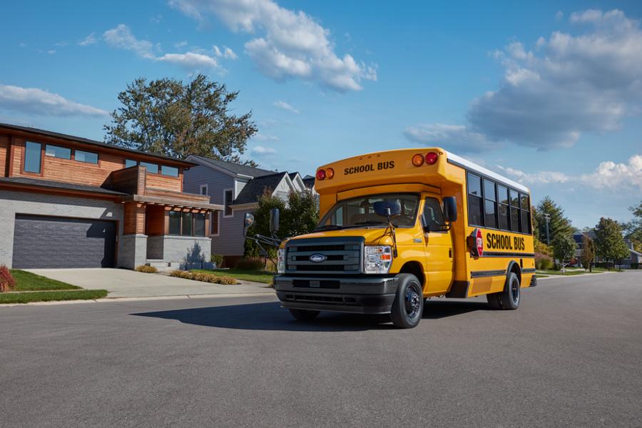 Fourgon tronqué Ford série E 2026 avec carrosserie d’autobus scolaire