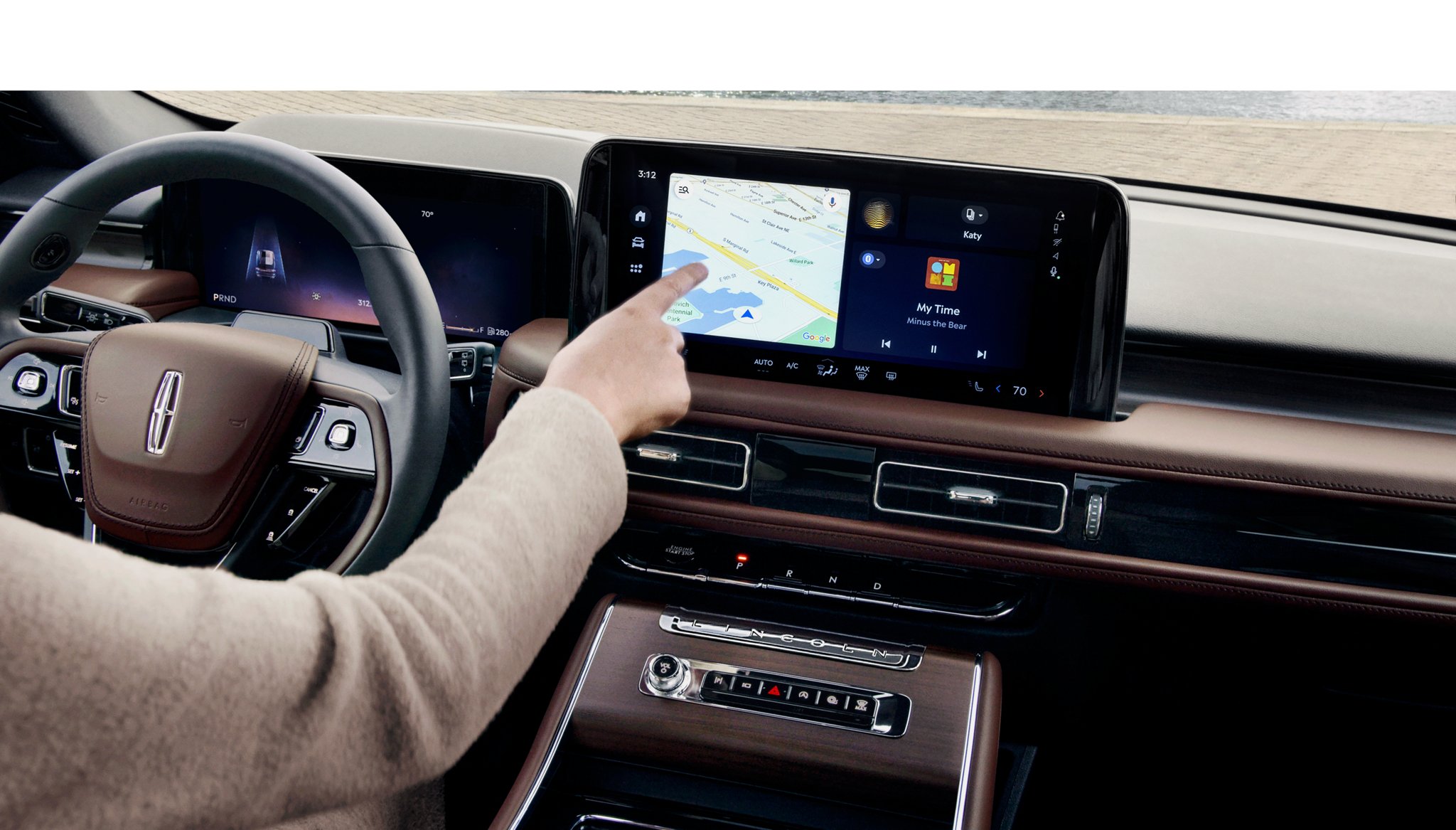 Une personne tape sur l’écran tactile de la console centrale d’un Lincoln Aviator 2025
