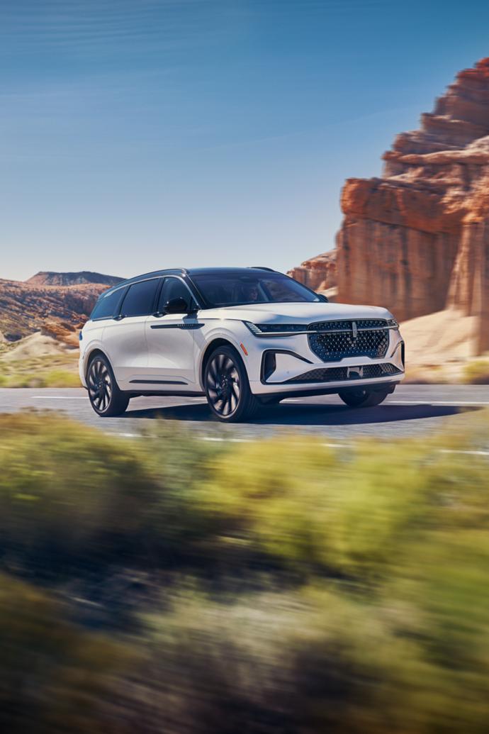 Le Lincoln Nautilus® 2025 circulant sur une route dans le désert