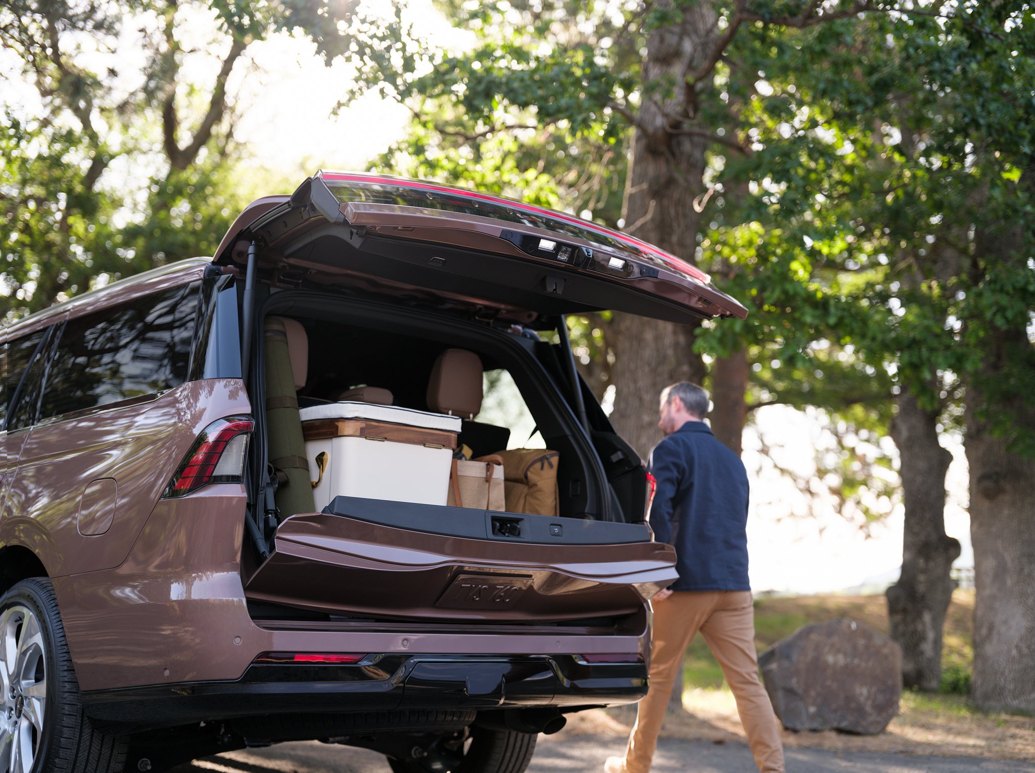 Un homme marche autour de son Lincoln Navigator 2025.