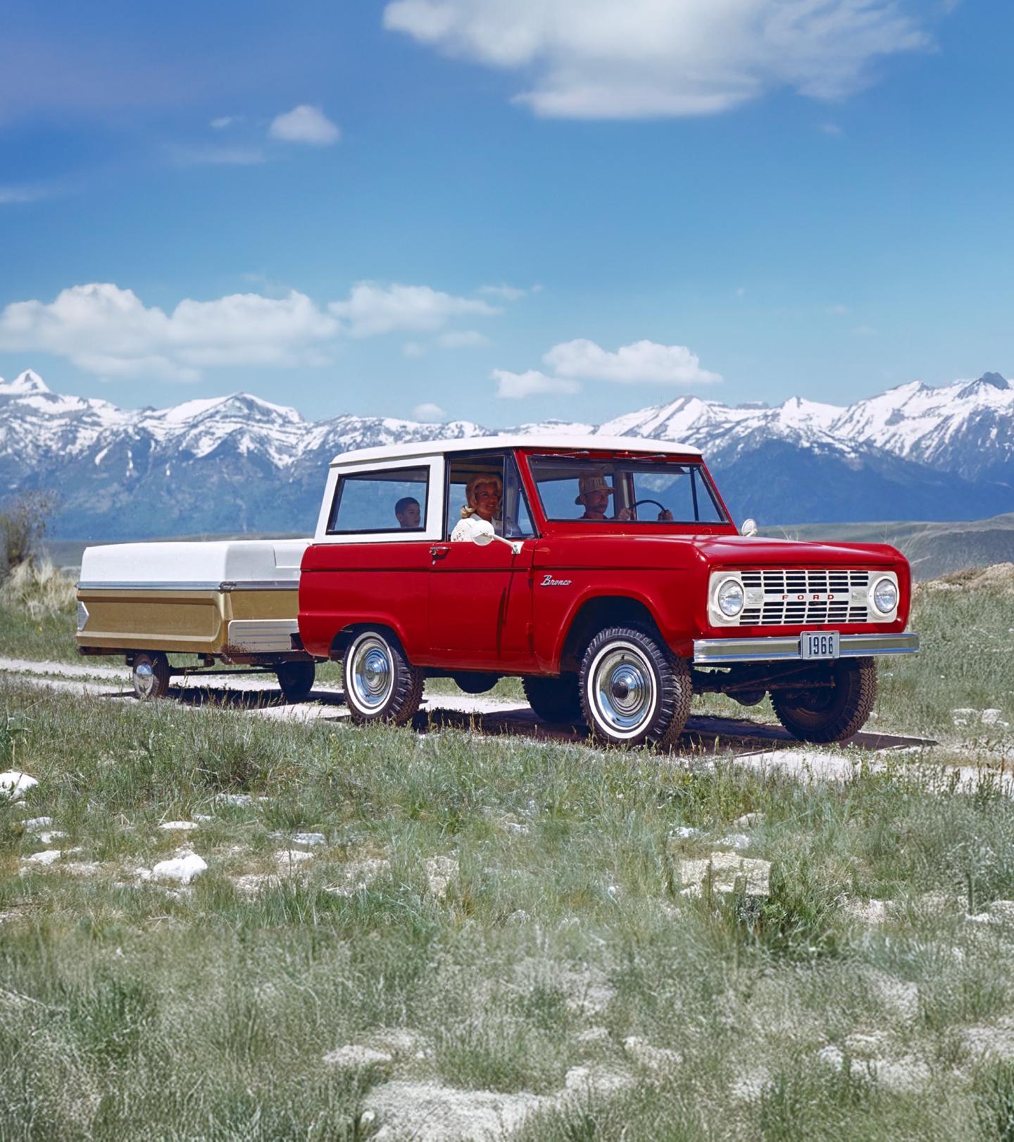 Bronco wagon des années 1960 avec une petite remorque attachée.