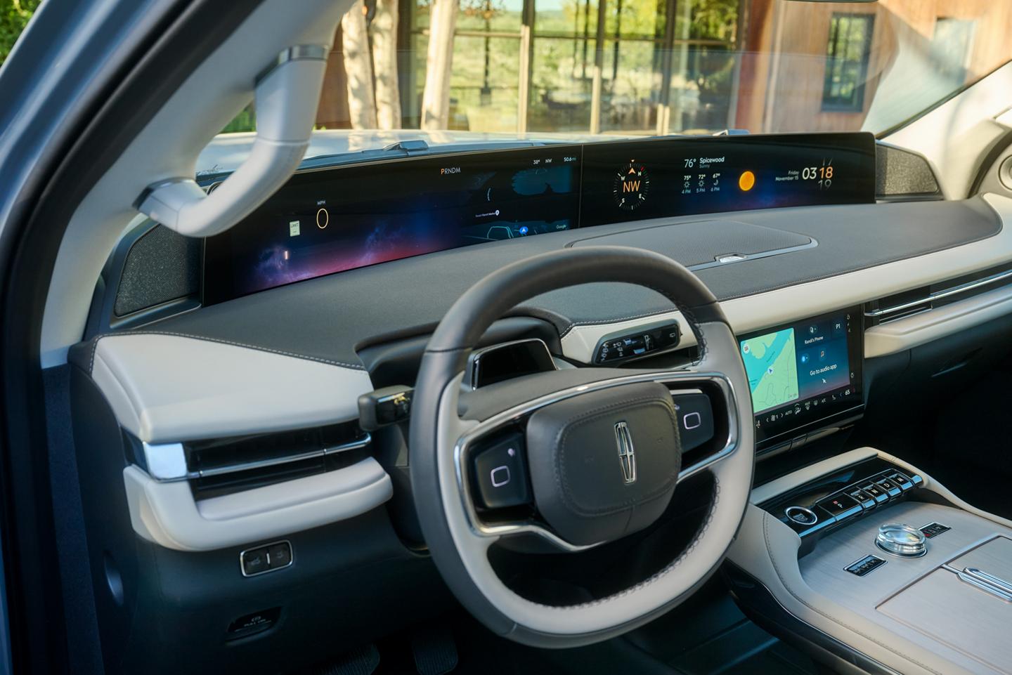 L’affichage panoramique de 48 po couvre la largeur de l’intérieur d’un Lincoln Navigator® 2025