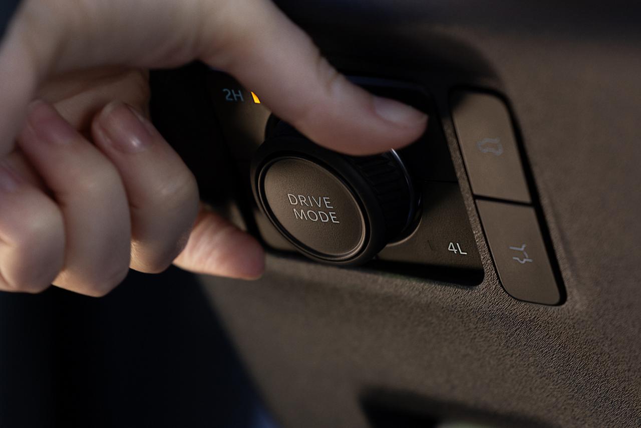 2027 Ford Expedition® SUV driver using the Selectable Drive Mode dial