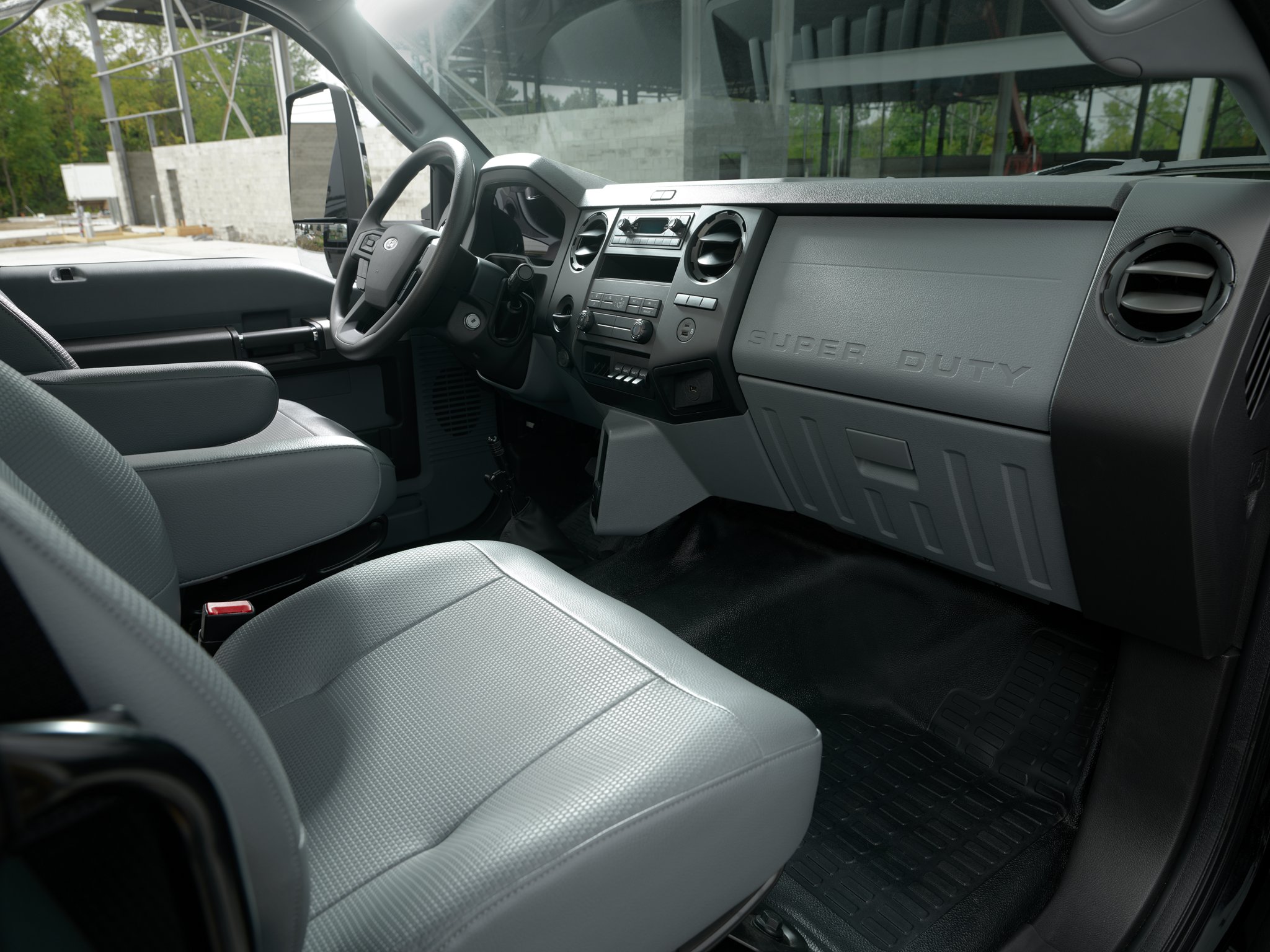 Intérieur avant du Ford F-750 2025 avec chantier visible à travers le pare-brise