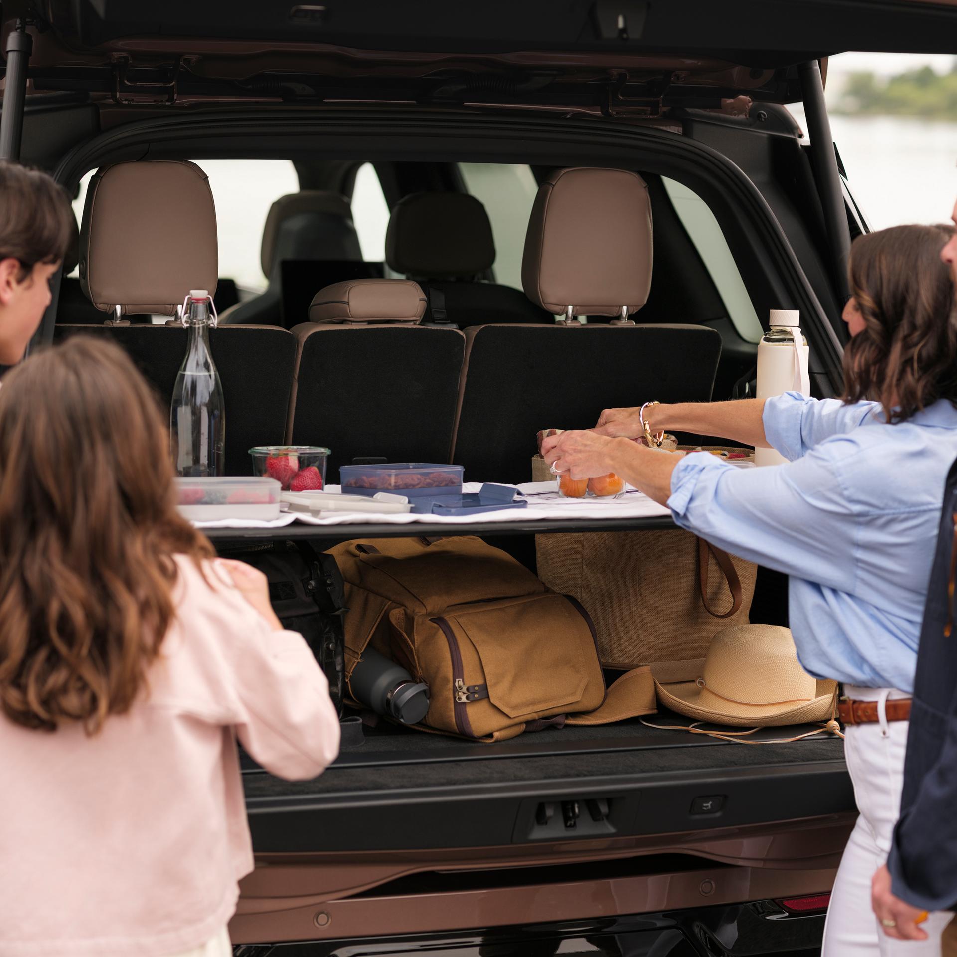 La parte trasera de una Lincoln Navigator® 2026 abre la puerta dividida Lincoln, mostrando la espaciosa área de carga