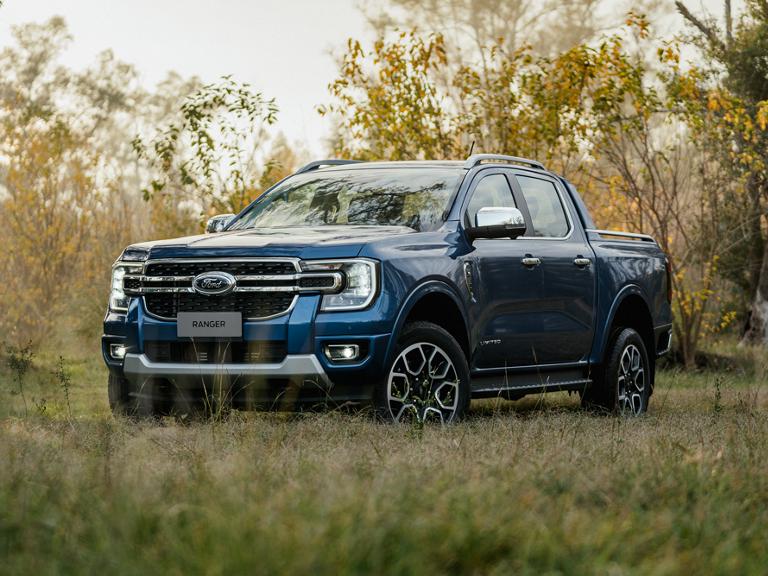 Ford Ranger estacionada en el pasto