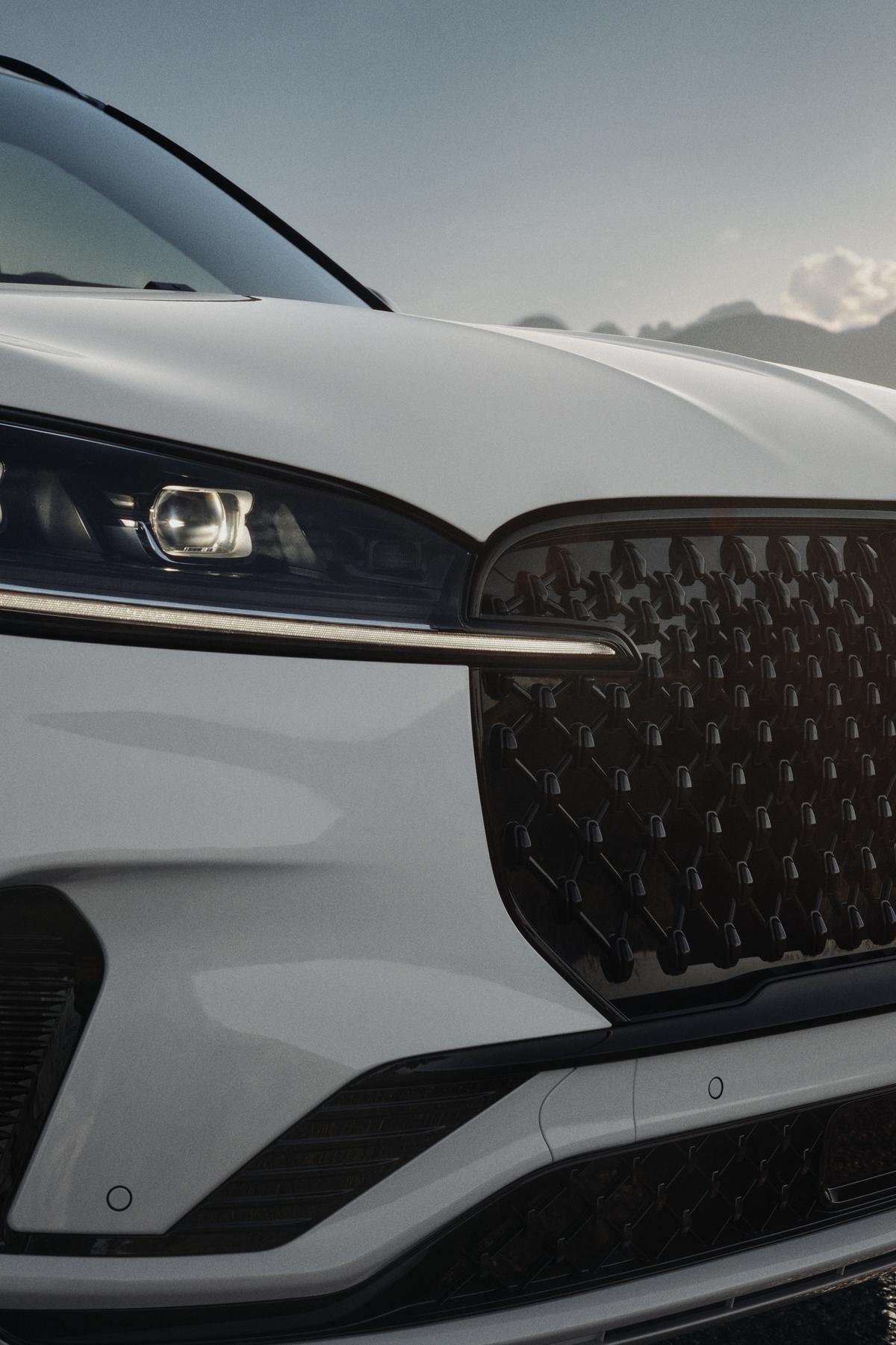 The front left headlamp of the 2025 Lincoln Aviator is shown
