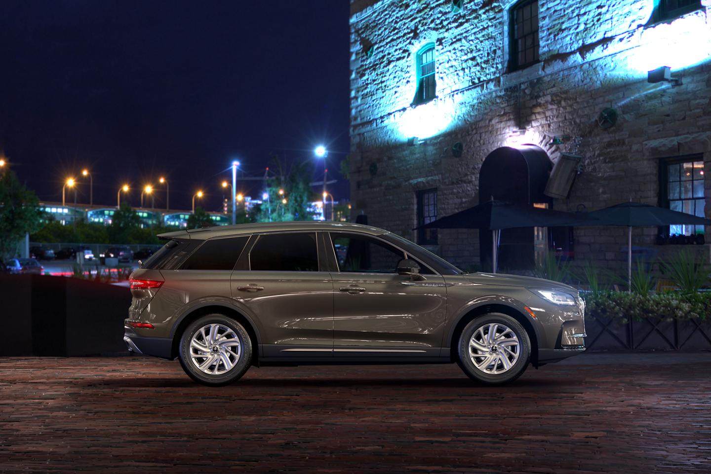 Un modèle Lincoln Corsair Première 2026 est illustré avec des jantes de 18 po en alliage peint à chaud