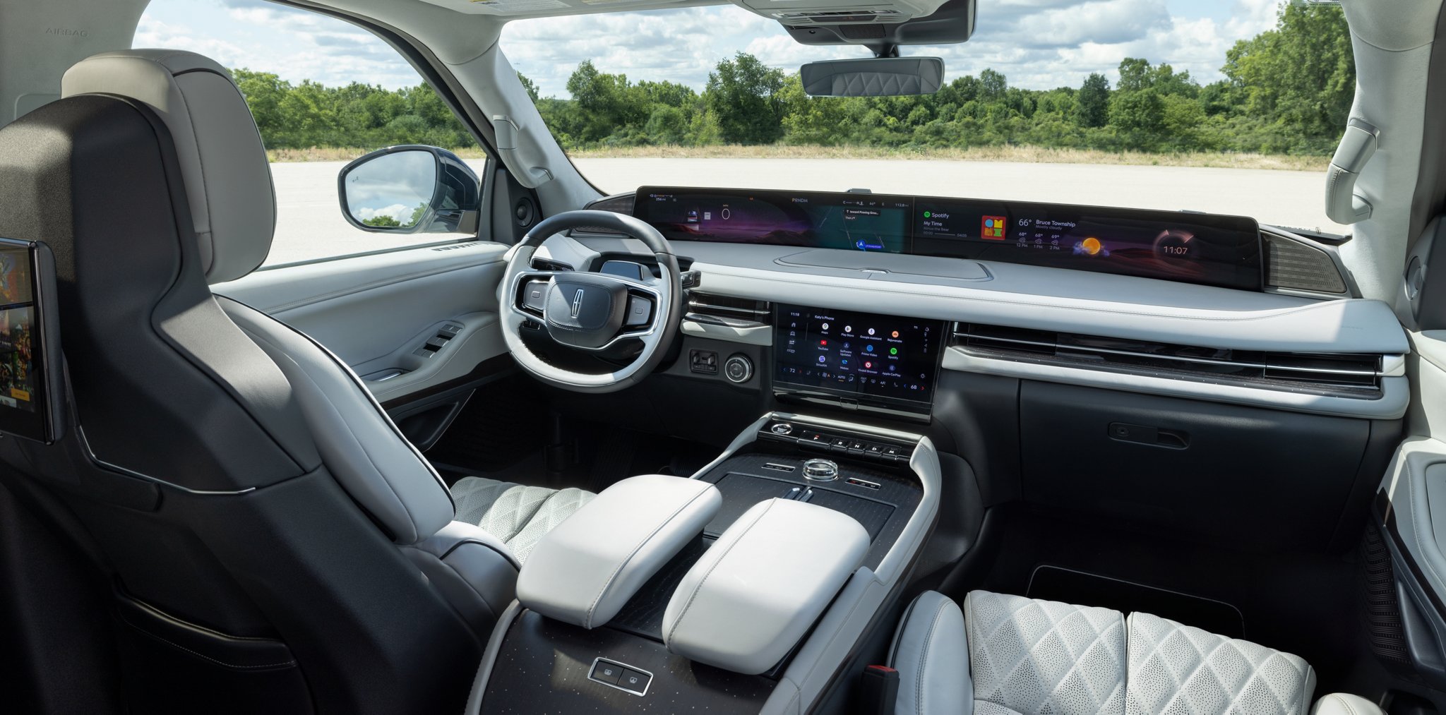 The Panoramic display spans the width of a 2025 Lincoln Navigator® SUV