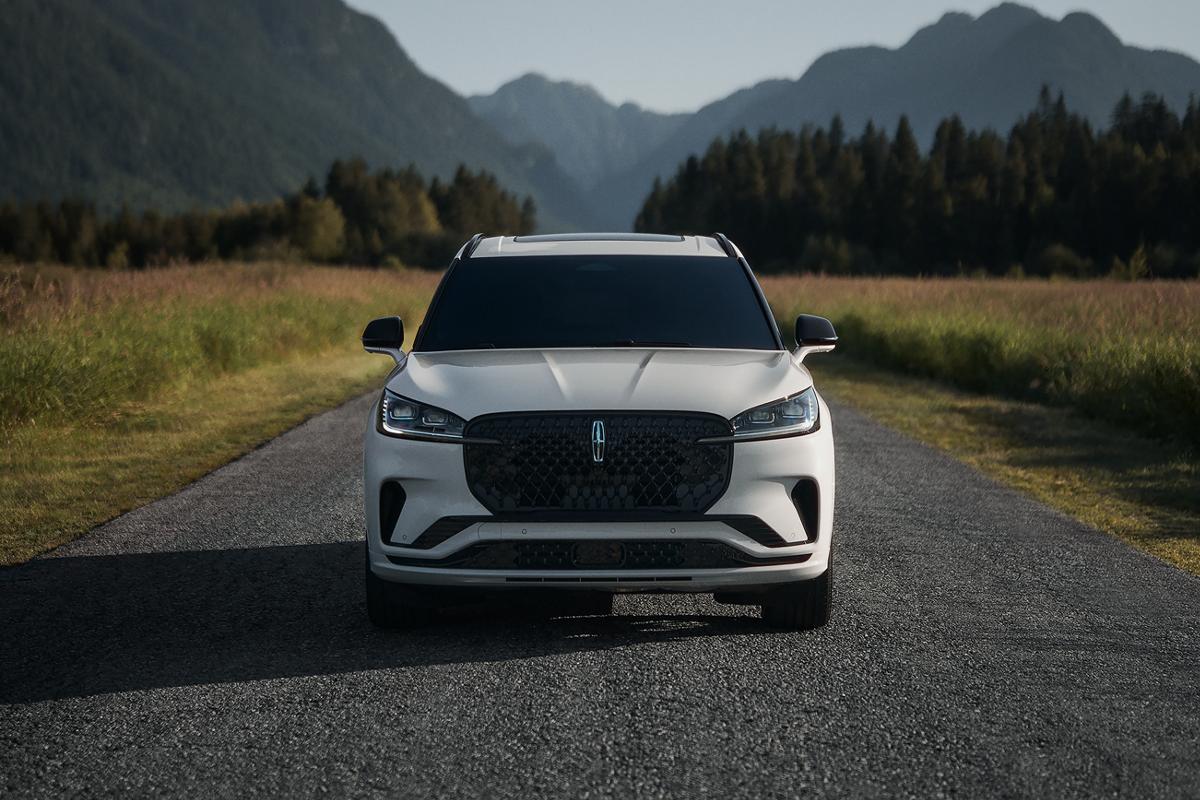 Le phare avant gauche du VUS Lincoln Aviator® 2025 est représenté