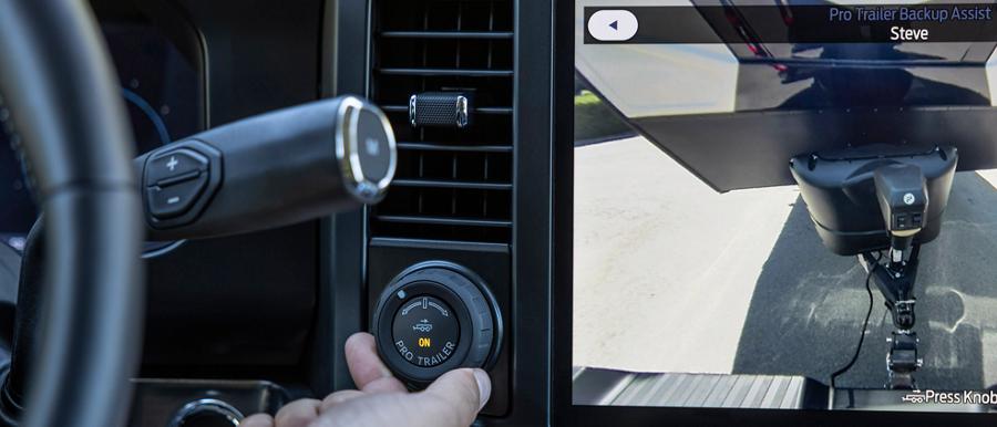 Gros plan d’une personne utilisant le bouton de commande de Pro Trailer Backup Assist™