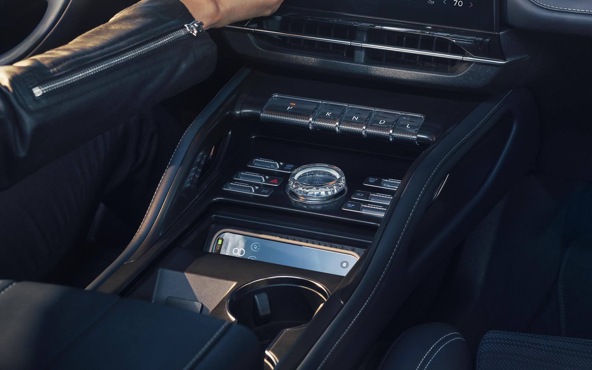 Le couvercle d’un haut-parleur du système audio Revel® Ultima 3D à 28 haut-parleurs en option est éblouissant de détails