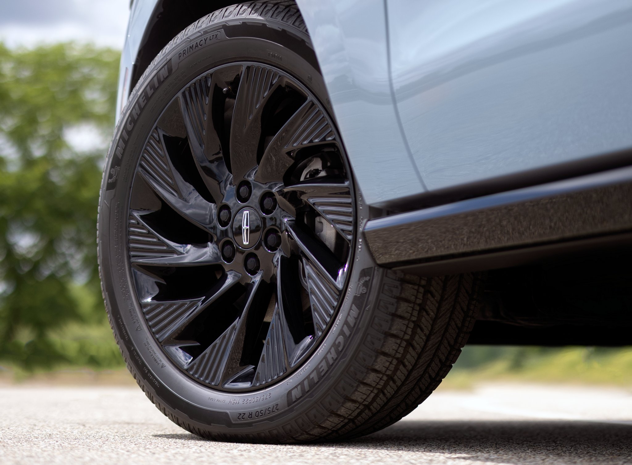 Ruedas de aluminio Ebony Black de alto brillo de 22 pulgadas del Paquete Jet de apariencia disponible