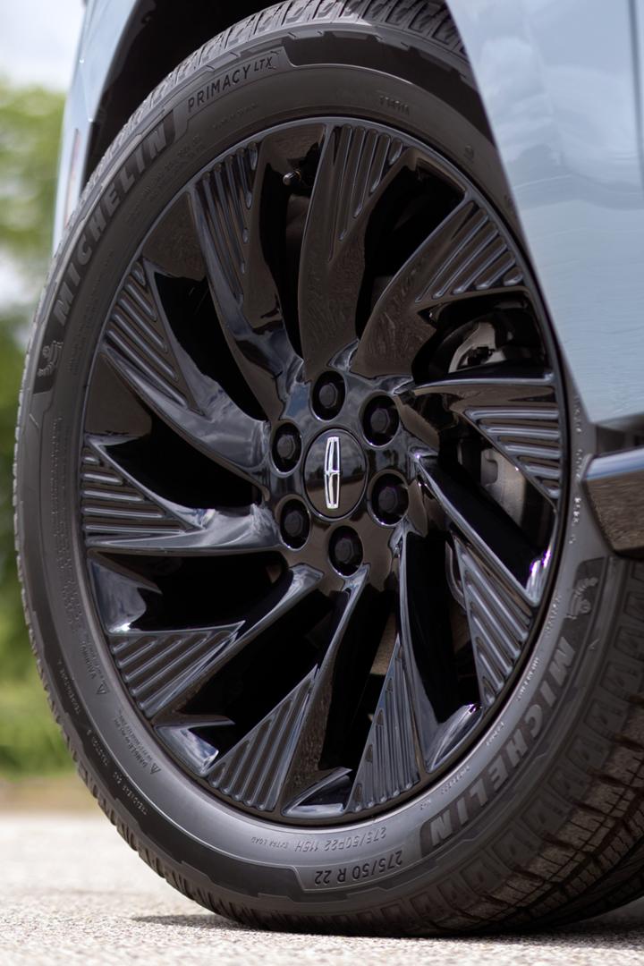 The 22-inch high gloss ebony aluminum wheels of the available Jet Appearance Package