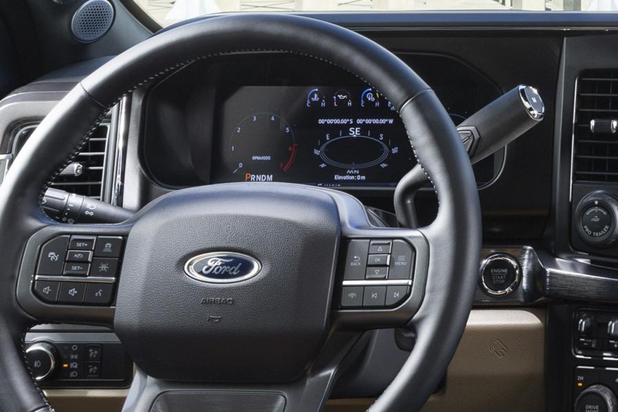 Gros plan du volant et du tableau de bord