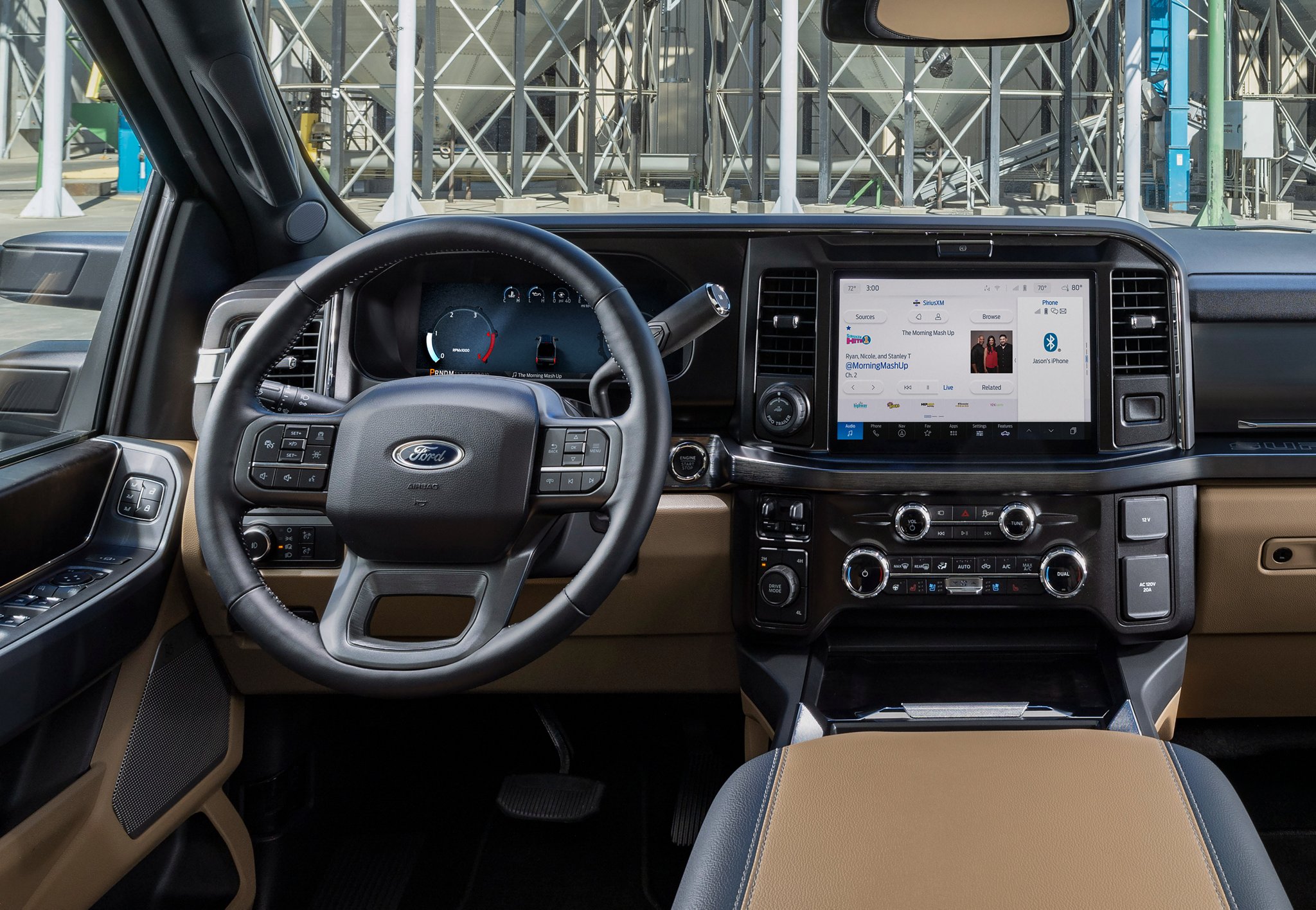 Intérieur mettant en évidence le volant et l’écran d’affichage central d’une camionnette Ford Super Duty® F-350® LARIAT® 2025