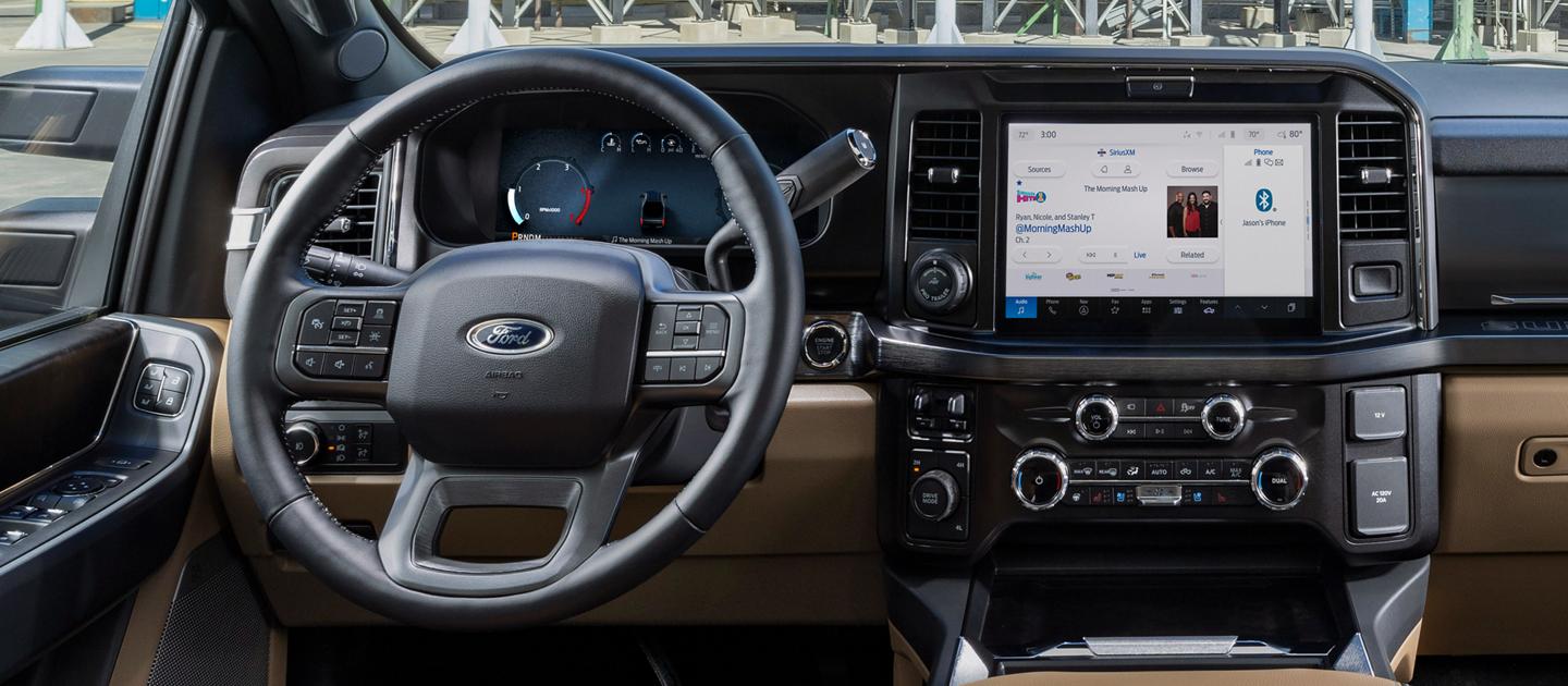 Intérieur d’une camionnette Ford Super Duty F-350® LARIAT® 2025 stationné près de silos