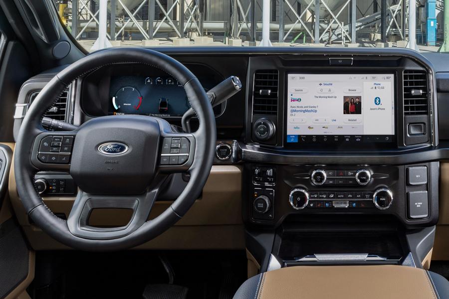 Intérieur d’une camionnette Ford Super Duty F-350® LARIAT® 2025 stationné près de silos