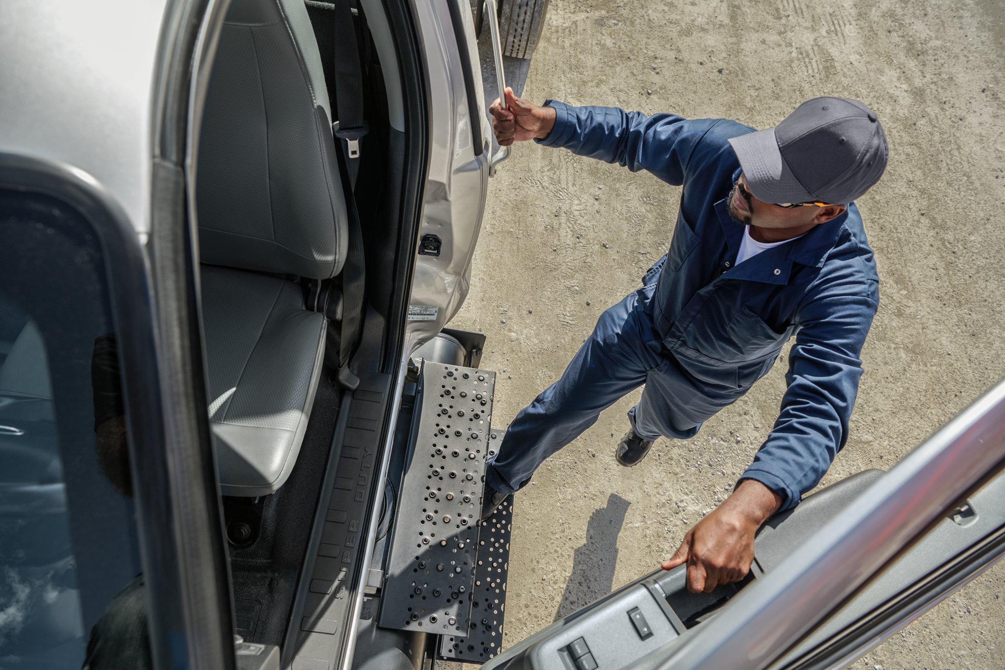 Conducteur entrant dans le Ford F-750® 2025 à cabine simple couleur argent emblématique