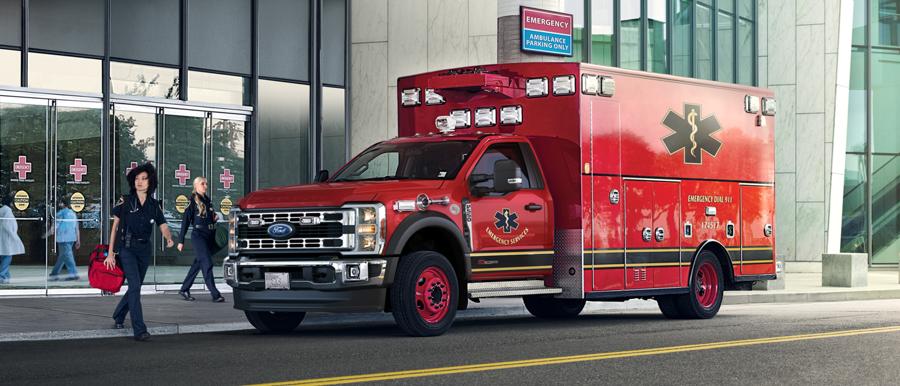 Un Ford Super Duty® F-550® XLT 2025 avec un ensemble de préparation pour ambulance
