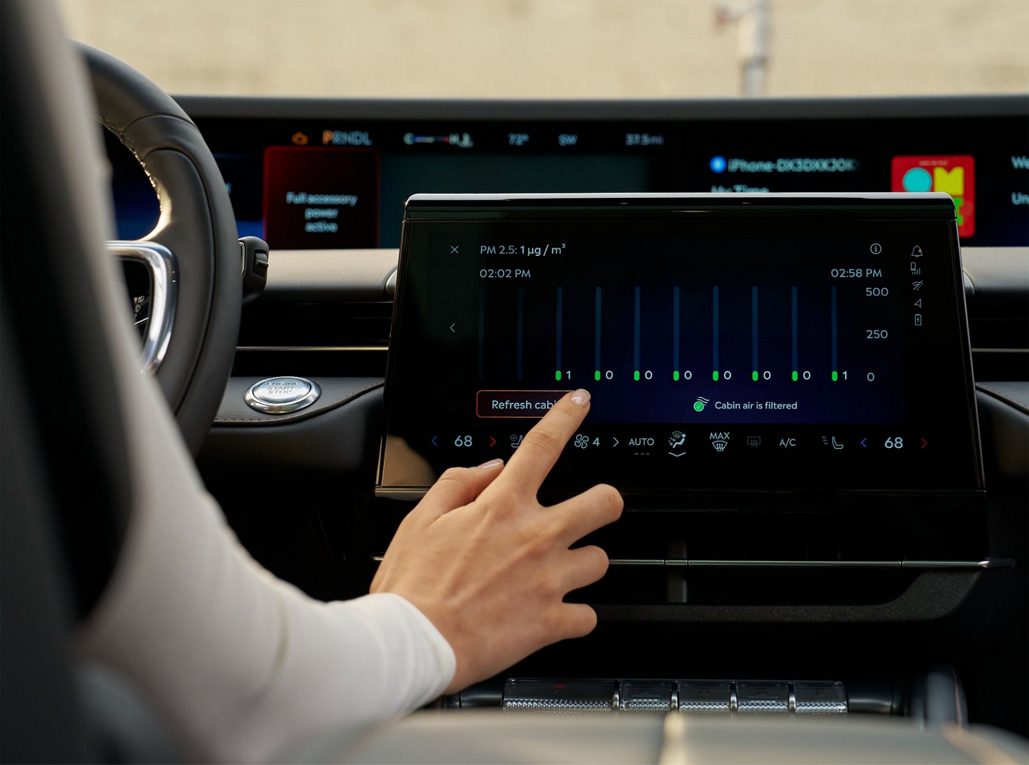 The driver of a 2025 Lincoln Nautilus uses the centre touchscreen to adjust the settings of available Auto Air Refresh