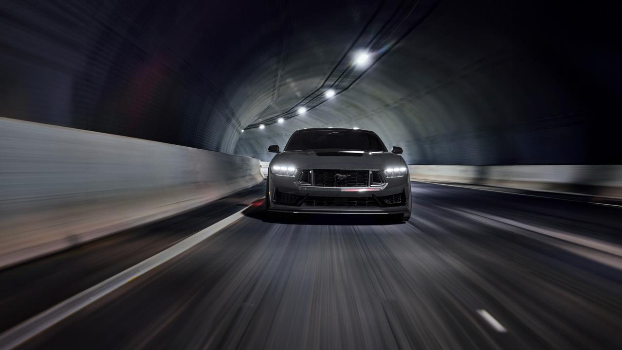 Ford Mustang Dark Horse andando en un túnel