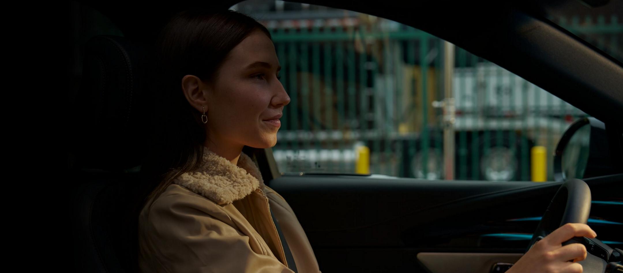 Une femme conduit le Lincoln Nautilus 2025