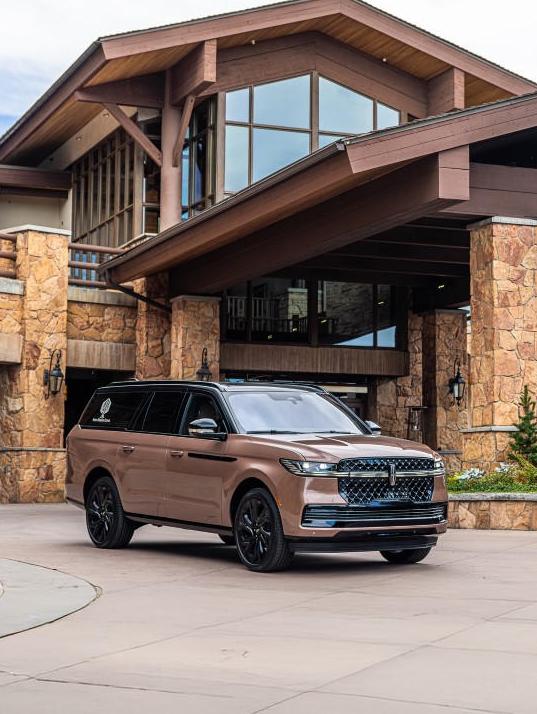A 2026 Lincoln Navigator® parked in front of Utah’s Stein Eriksen Lodge