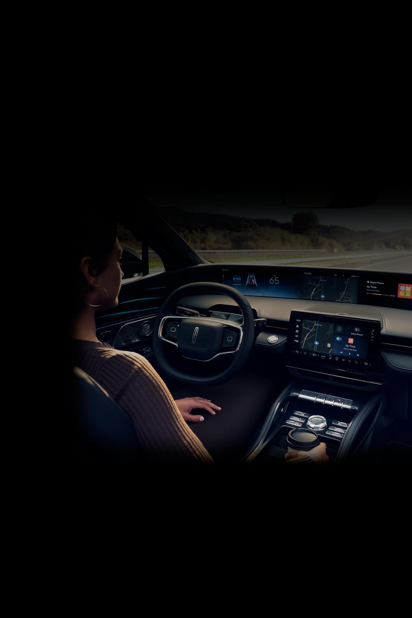 Une femme utilisant la technologie BlueCruise dans le Lincoln Nautilus 2025