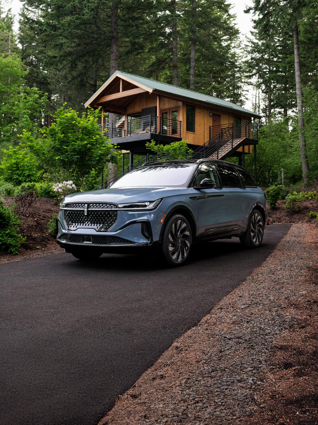 A front three-quarter shot of a 2025 Lincoln Nautilus® SUV parked in a driveway