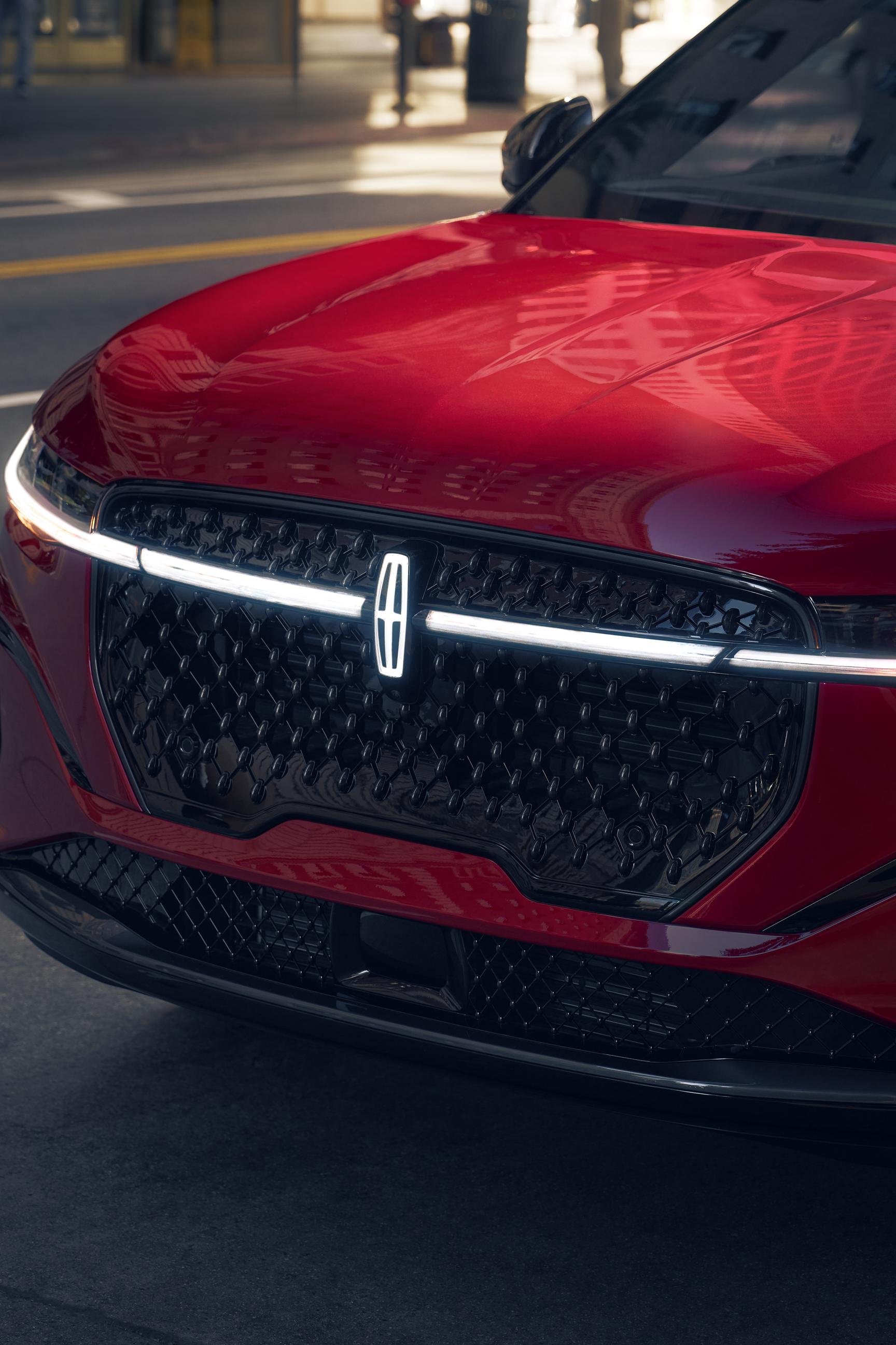 Un Lincoln Nautilus 2026 avec ensemble décor Jet stationné pendant la séquence d’accueil Lincoln Embrace