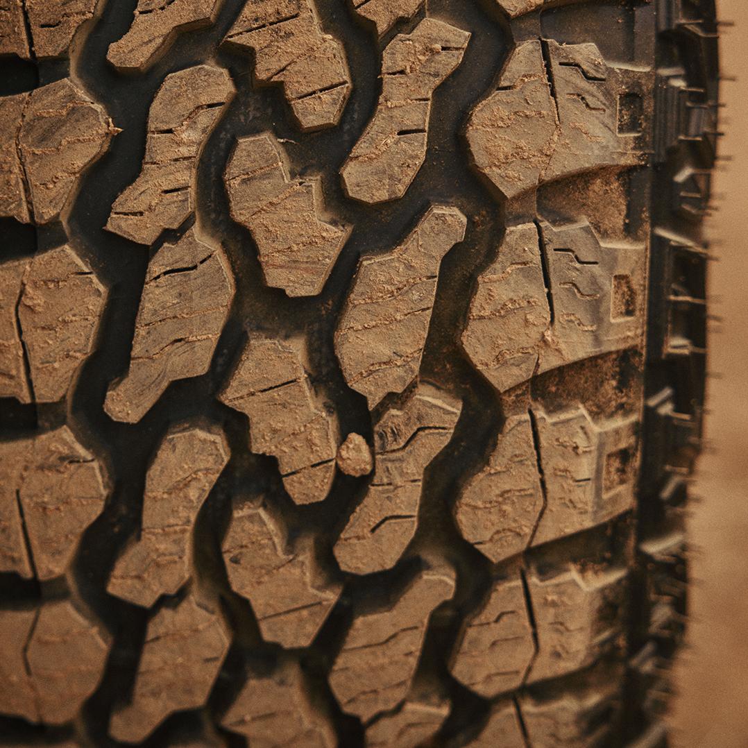 Gros plan sur la bande de roulement des pneus du Bronco Sport.